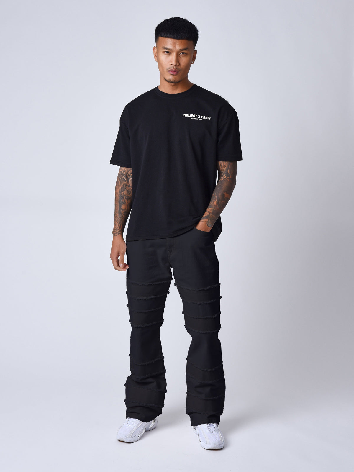 Jeans évasé à détails effilochés