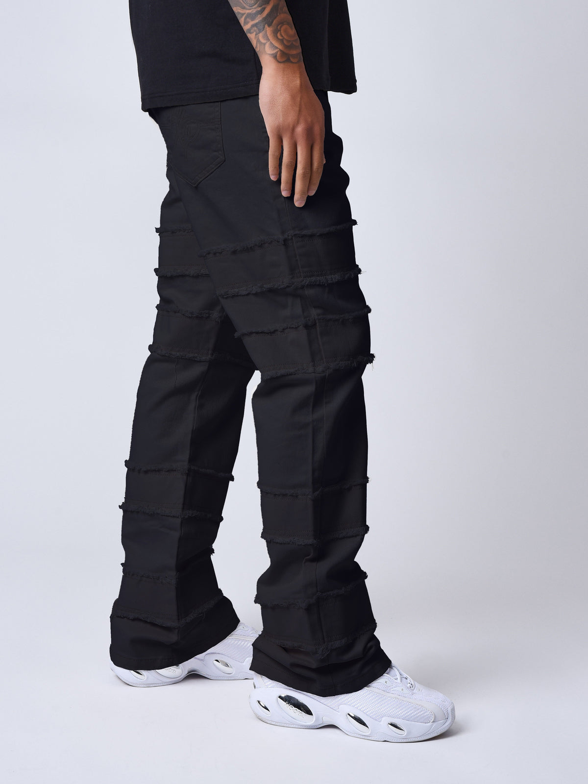Jeans évasé à détails effilochés