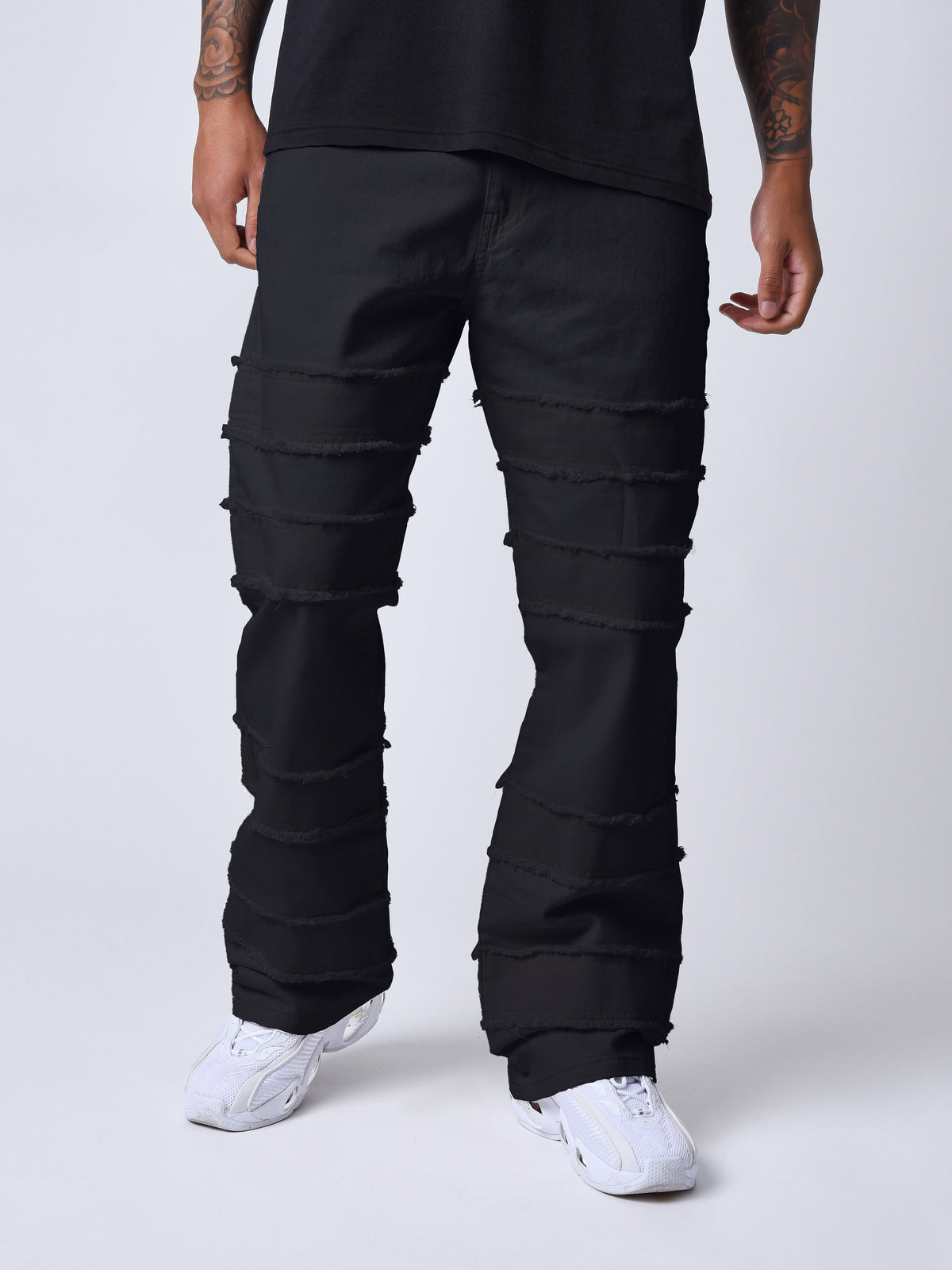 Jeans évasé à détails effilochés