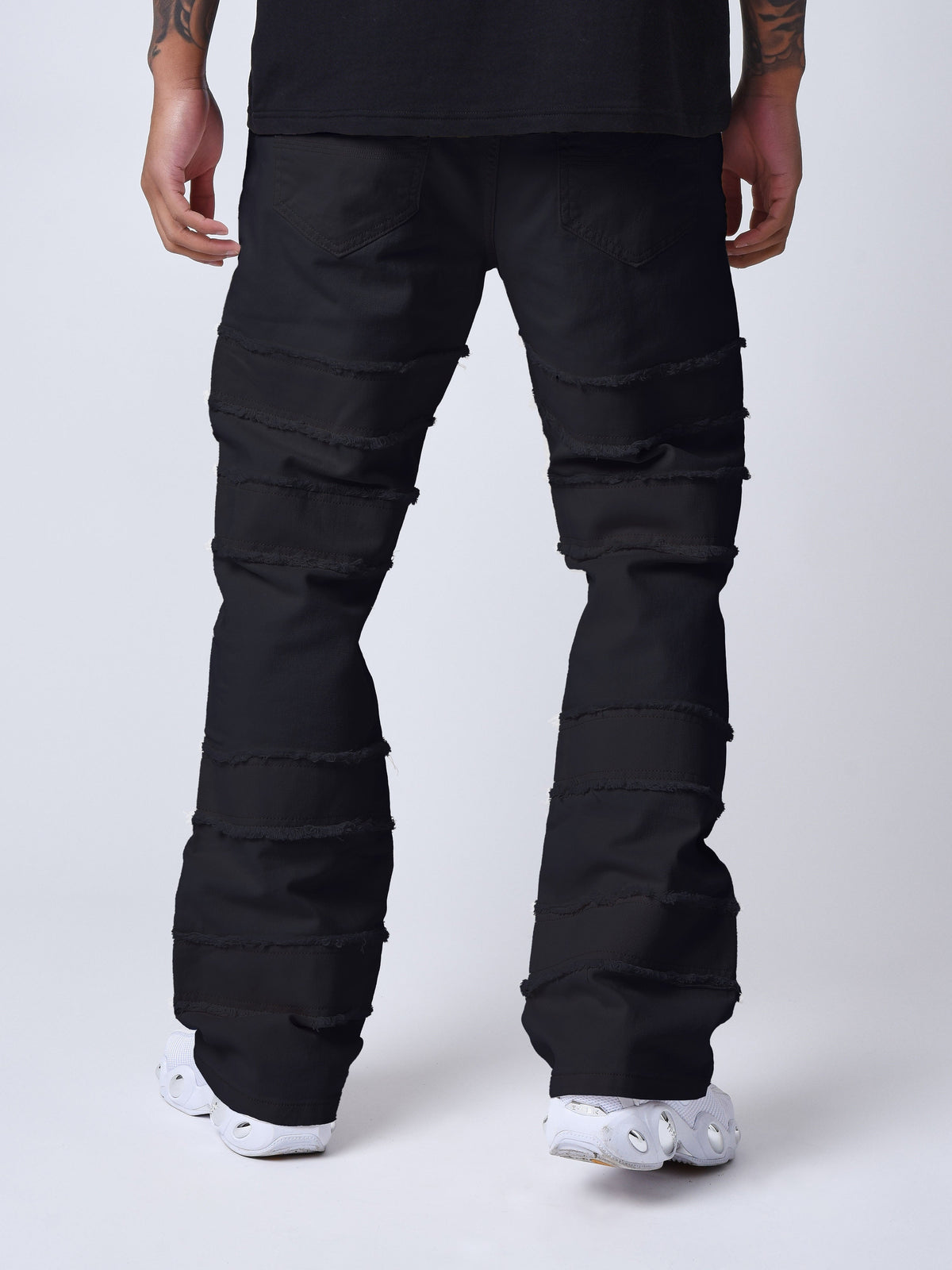 Jeans évasé à détails effilochés