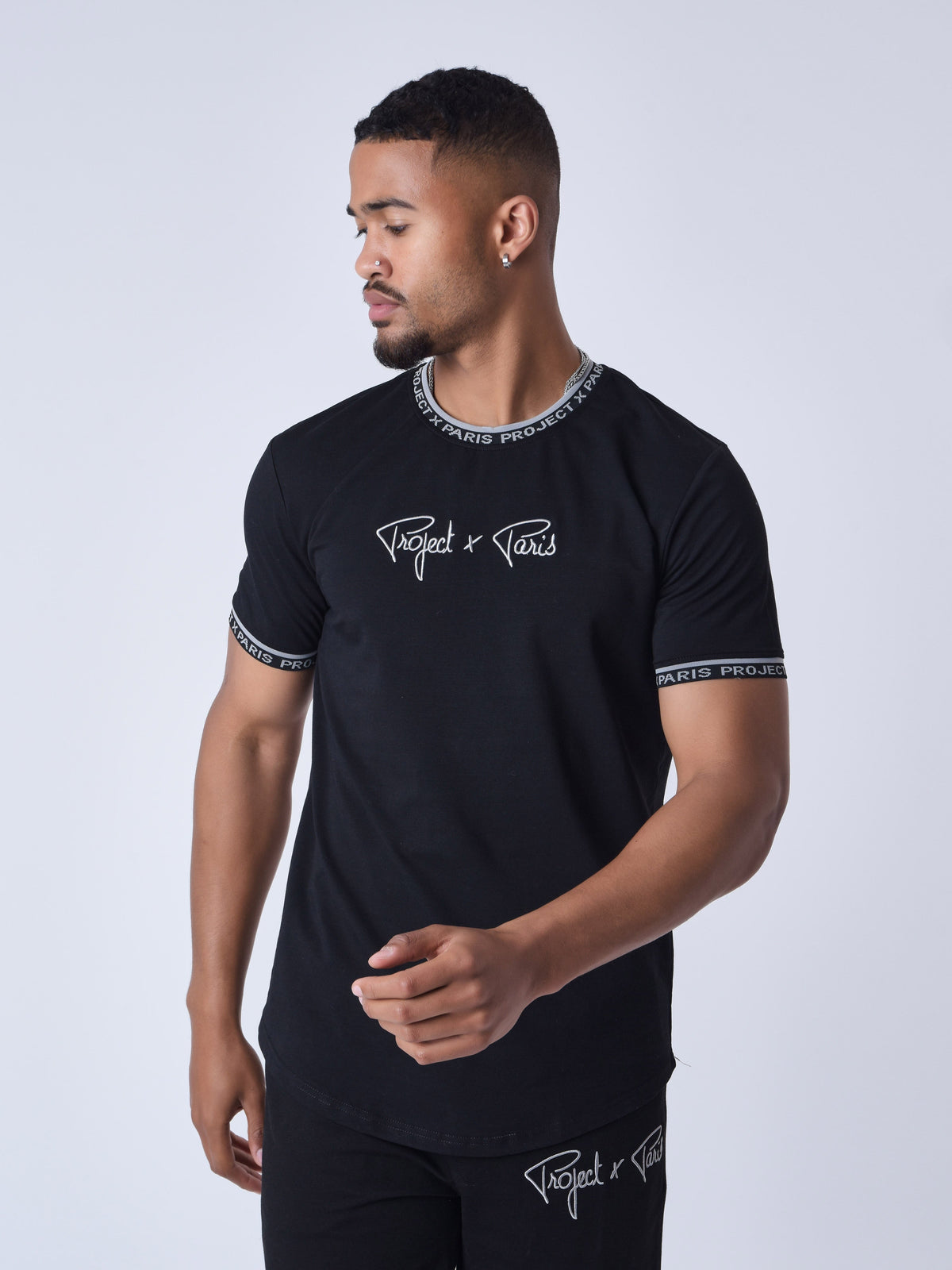 T-shirt logo brodé en relief