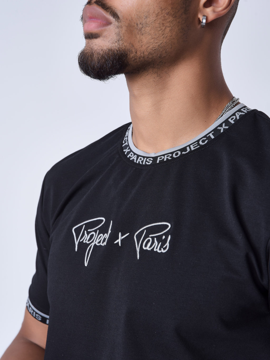 T-shirt logo brodé en relief