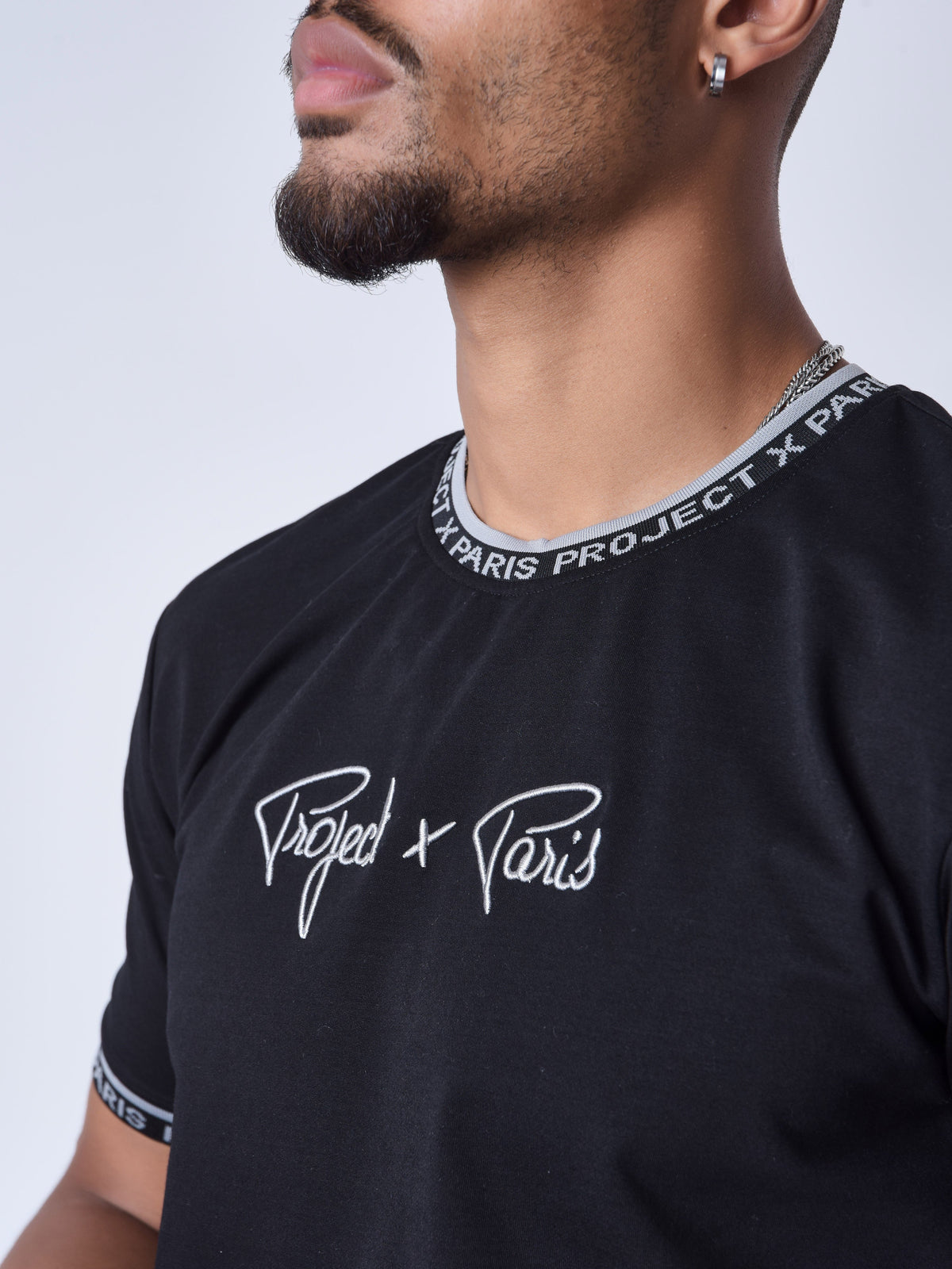 T-shirt logo brodé en relief
