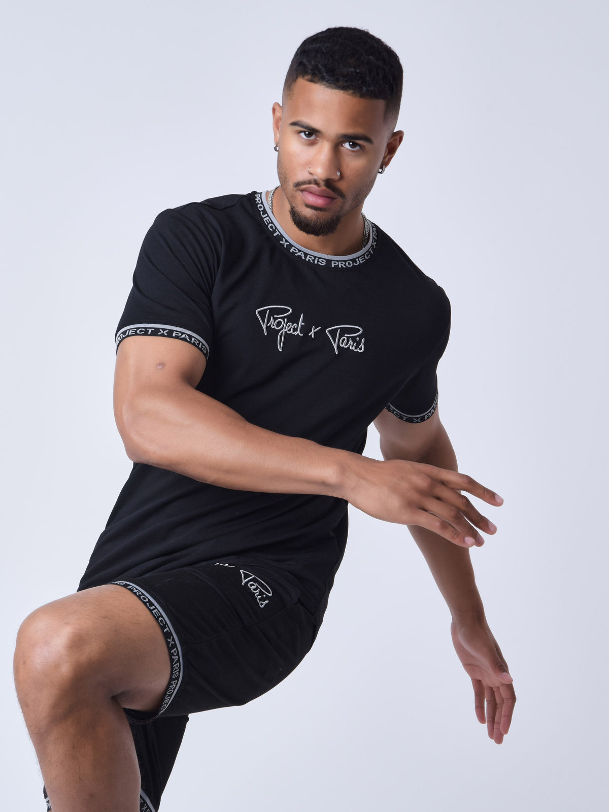 T-shirt logo brodé en relief