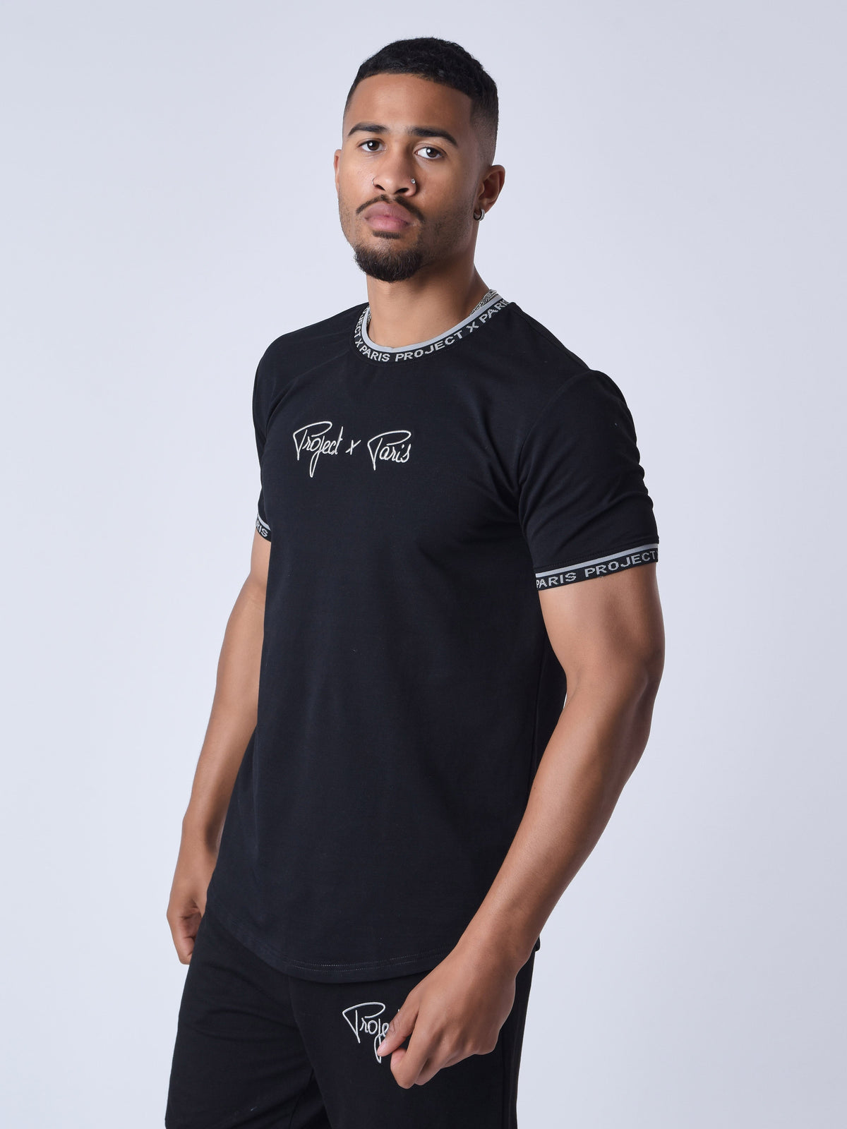 T-shirt logo brodé en relief